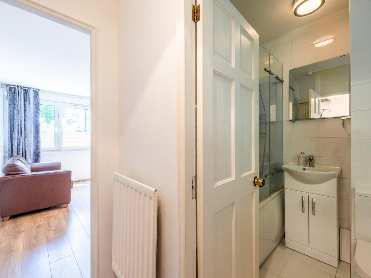 Sootheus - Cosy Surrey Quays Apartment 런던 외부 사진