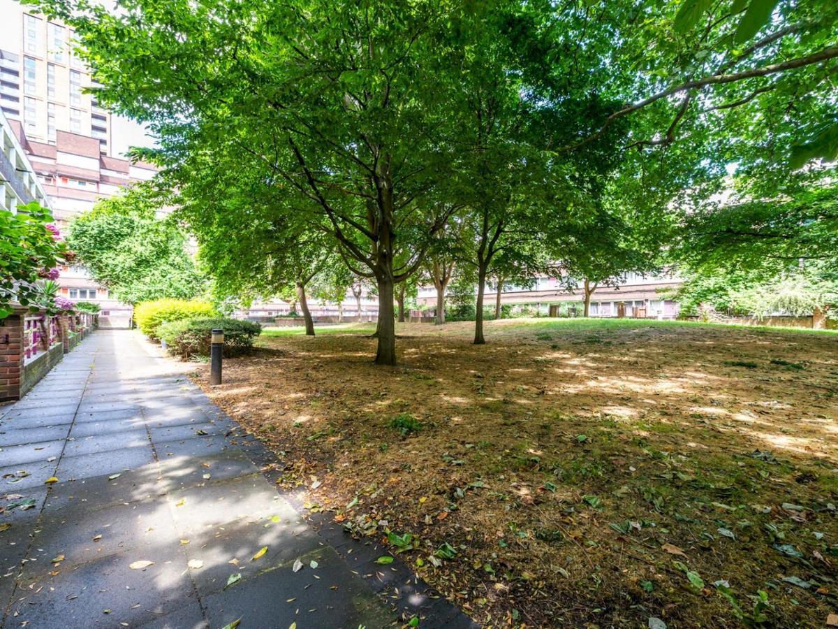 Sootheus - Cosy Surrey Quays Apartment 런던 외부 사진
